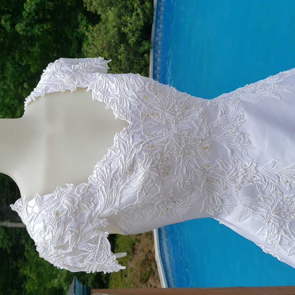 HOST PICK. Oleg Cassini Cap Sleeve Wedding Gown Size 4 - Picture 5 of 15